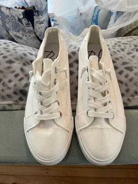 Women’s White Low-Top Canvas Lace-Up Sneakers